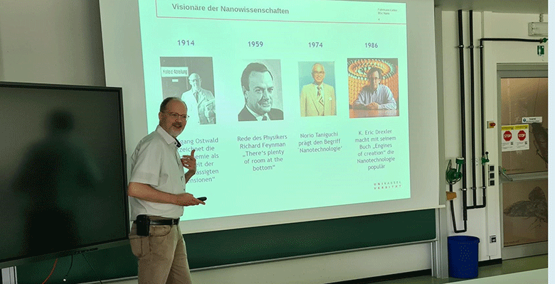 Prof.-Fuhrmann-Lieker-bei-seiner-Praesentation_CINSat